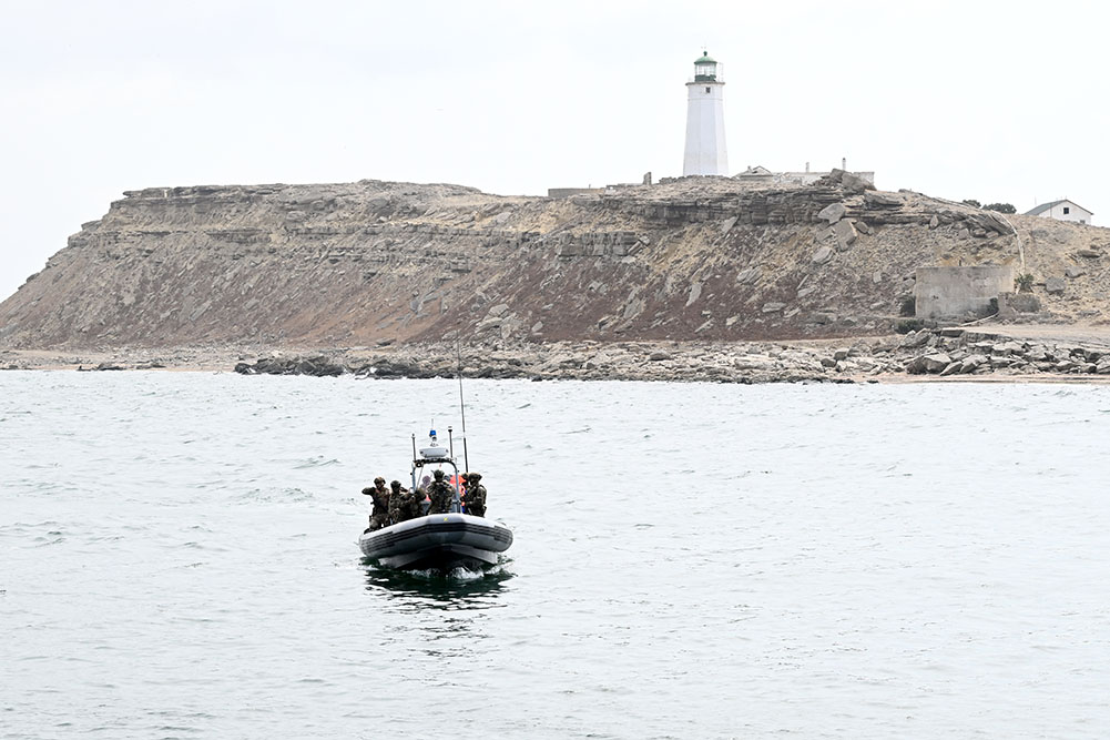 Azerbaijan's Navy holds live-fire tactical exercise with defense minister's tasks (PHOTO)