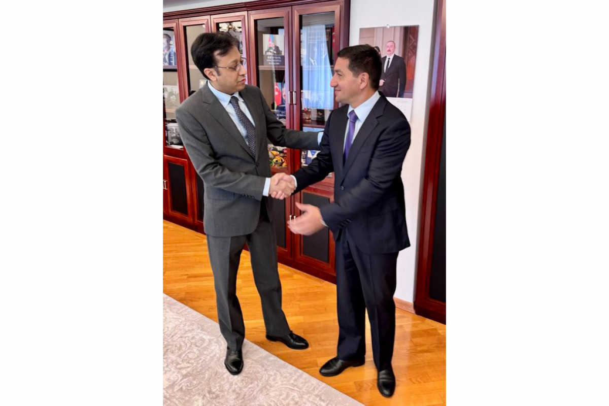 Assistant to President of Azerbaijan meets with Pakistani ambassador (PHOTO)