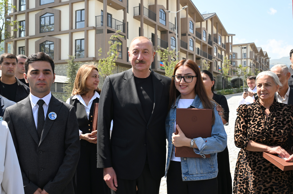 President Ilham Aliyev, First Lady Mehriban Aliyeva meet residents of Kalbajar (PHOTO/VIDEO)