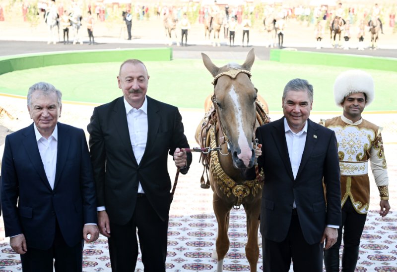 President Ilham Aliyev presented with Akhal-Teke horse (PHOTO/VIDEO)