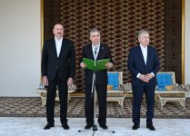 President Ilham Aliyev presented with Akhal-Teke horse (PHOTO/VIDEO)