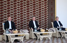 President Ilham Aliyev presented with Akhal-Teke horse (PHOTO/VIDEO)