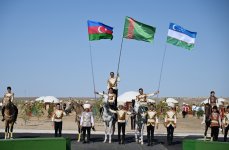 President Ilham Aliyev presented with Akhal-Teke horse (PHOTO/VIDEO)