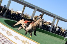 President Ilham Aliyev presented with Akhal-Teke horse (PHOTO/VIDEO)