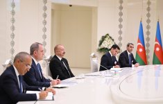 President Ilham Aliyev, Gurbanguly Berdimuhamedov hold expanded meeting (PHOTO)
