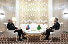 President Ilham Aliyev, Gurbanguly Berdimuhamedov hold one-on-one meeting (PHOTO)
