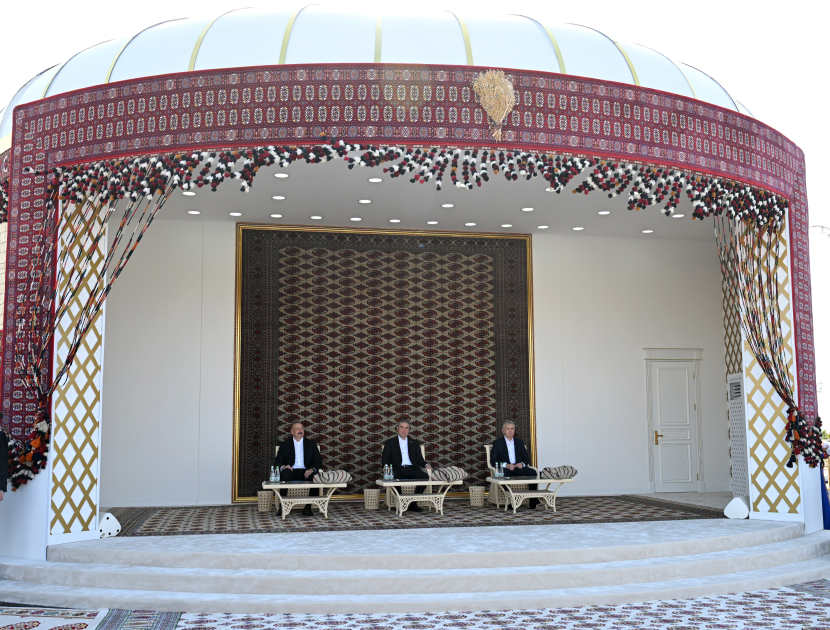 President Ilham Aliyev presented with Akhal-Teke horse (PHOTO/VIDEO)