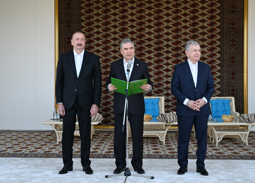 President Ilham Aliyev presented with Akhal-Teke horse (PHOTO/VIDEO)