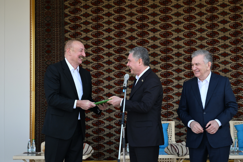 President Ilham Aliyev presented with Akhal-Teke horse (PHOTO/VIDEO)