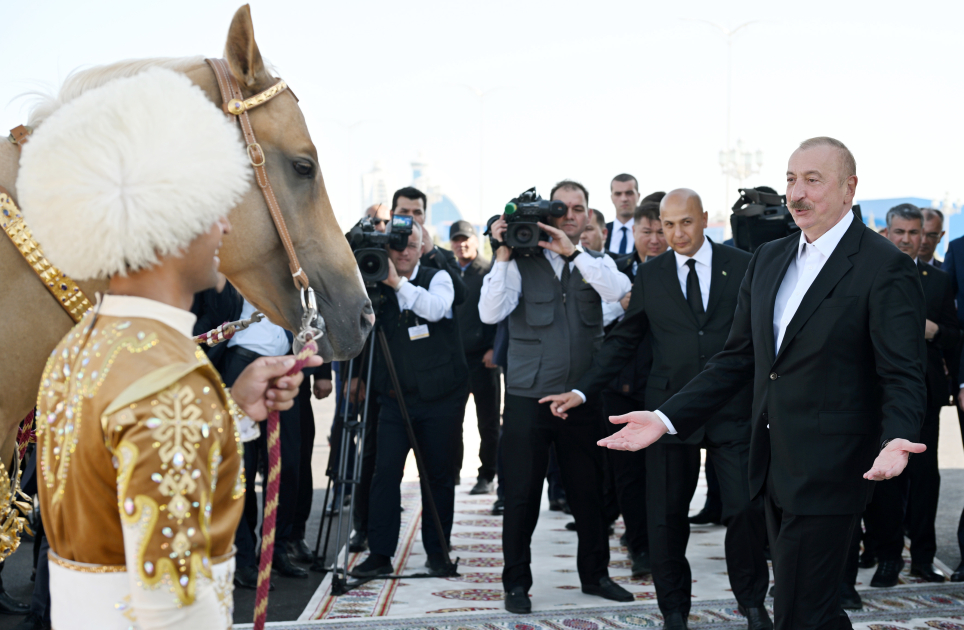 President Ilham Aliyev presented with Akhal-Teke horse (PHOTO/VIDEO)