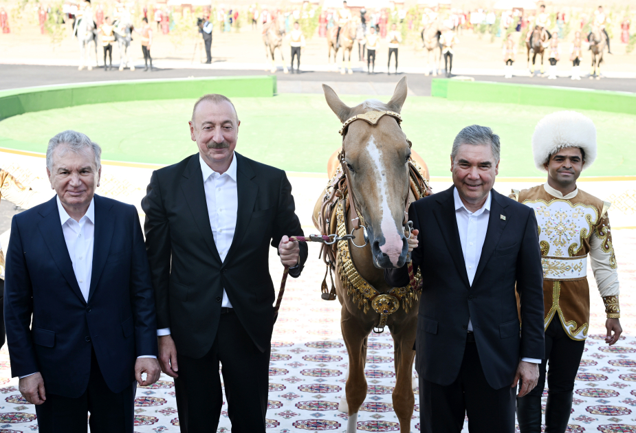 President Ilham Aliyev presented with Akhal-Teke horse (PHOTO/VIDEO)
