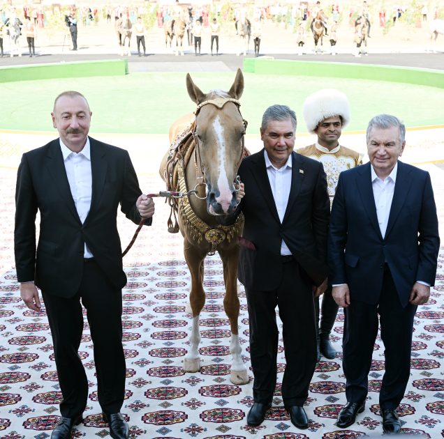 President Ilham Aliyev presented with Akhal-Teke horse (PHOTO/VIDEO)