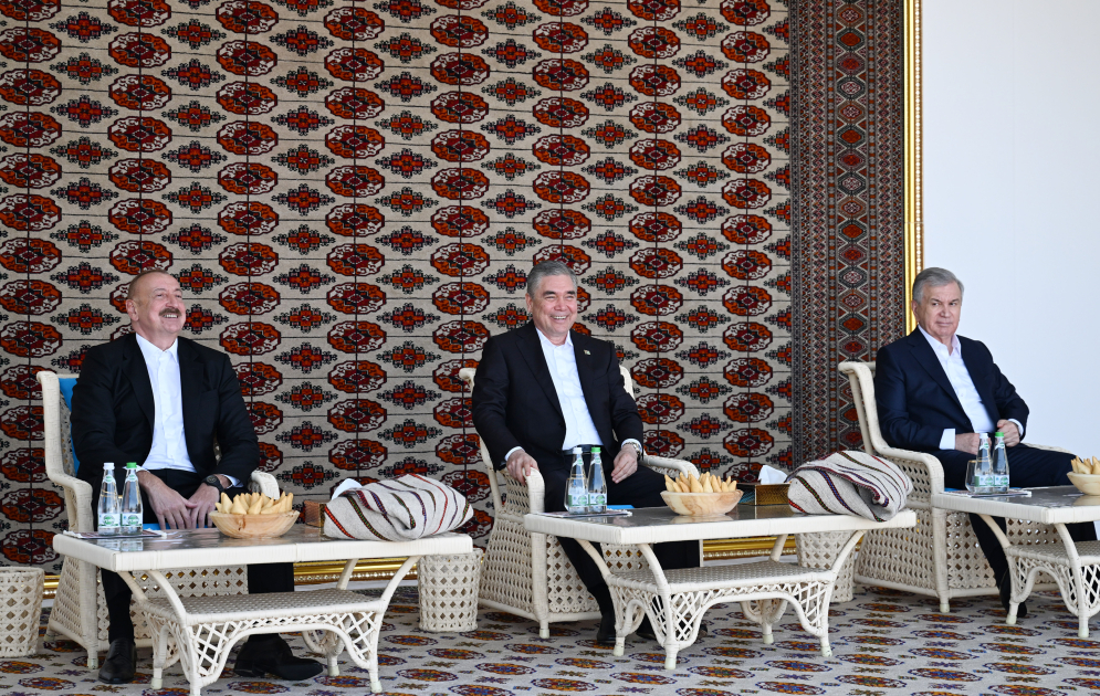 President Ilham Aliyev presented with Akhal-Teke horse (PHOTO/VIDEO)