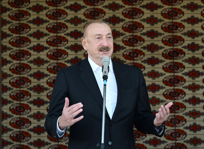 President Ilham Aliyev presented with Akhal-Teke horse (PHOTO/VIDEO)