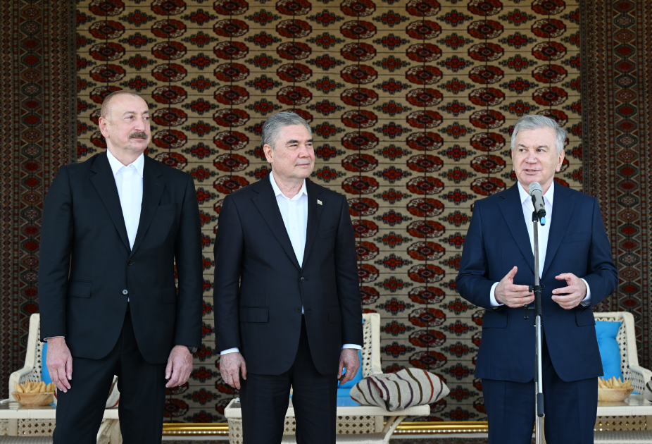 President Ilham Aliyev presented with Akhal-Teke horse (PHOTO/VIDEO)