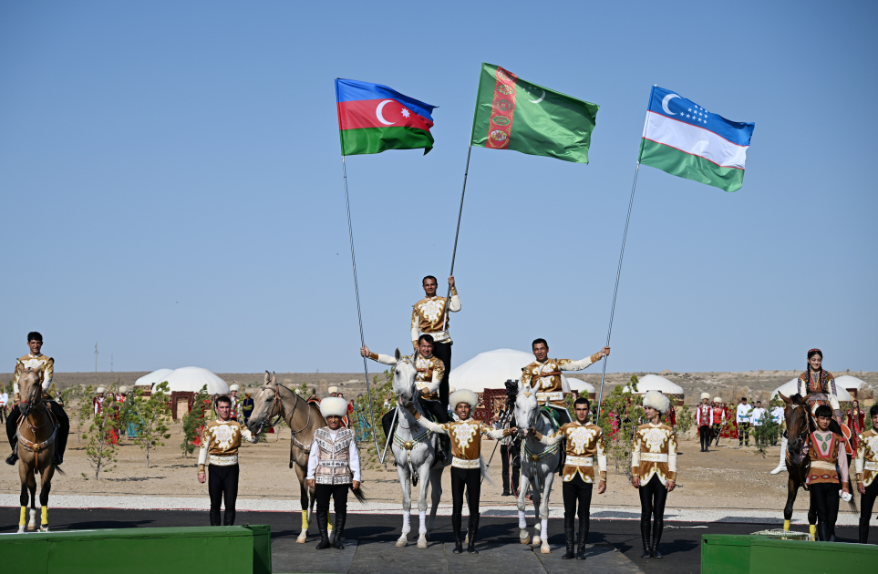 President Ilham Aliyev presented with Akhal-Teke horse (PHOTO/VIDEO)