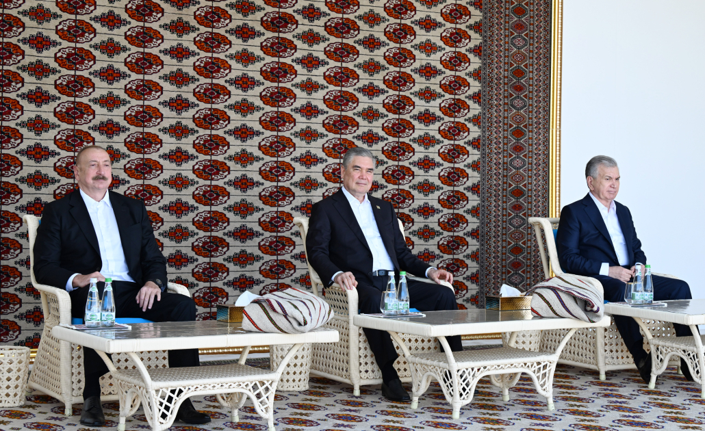 President Ilham Aliyev presented with Akhal-Teke horse (PHOTO/VIDEO)