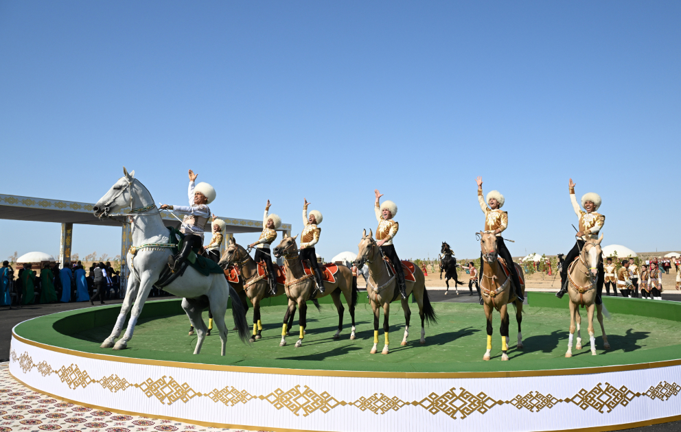 President Ilham Aliyev presented with Akhal-Teke horse (PHOTO/VIDEO)