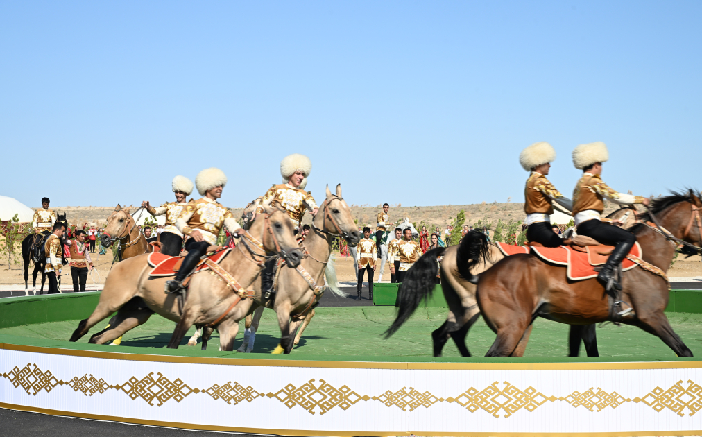 President Ilham Aliyev presented with Akhal-Teke horse (PHOTO/VIDEO)