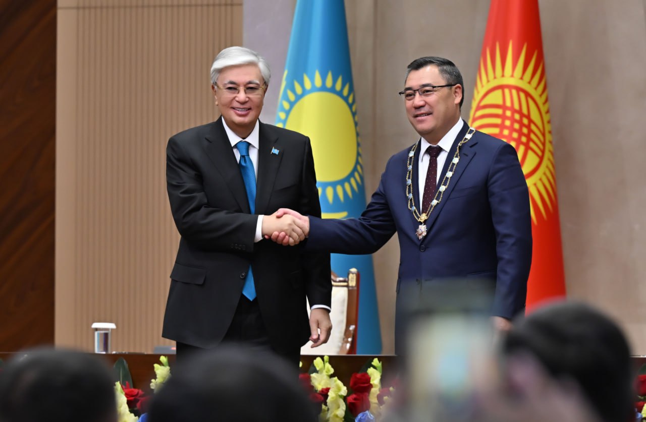 Kazakhstan’s Tokayev honors President Japarov for leadership and strengthening ties