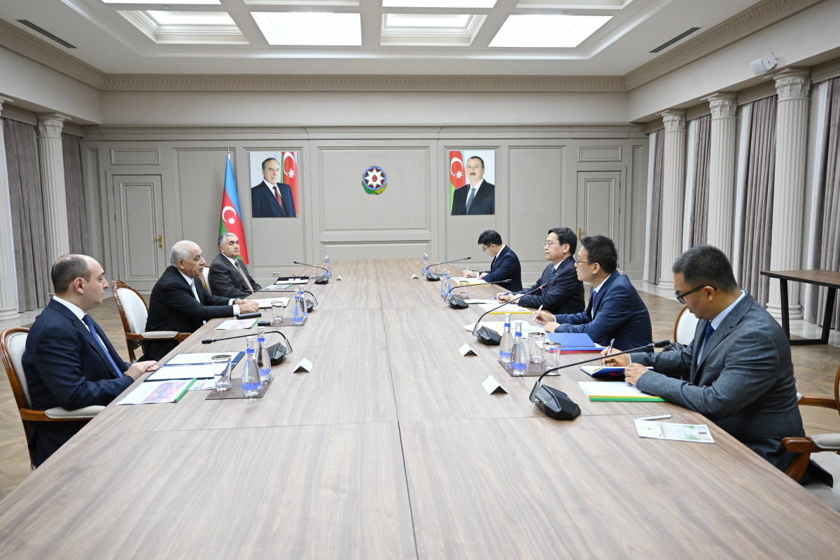Azerbaijan holds meeting with Chinese road and bridge corporation