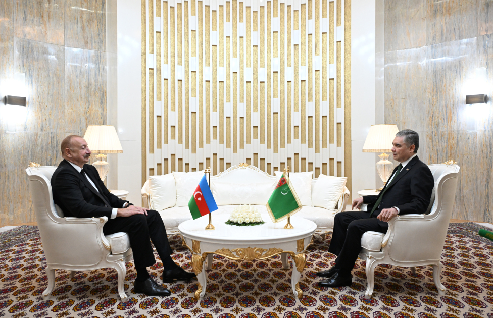 President Ilham Aliyev, Gurbanguly Berdimuhamedov hold one-on-one meeting (PHOTO)
