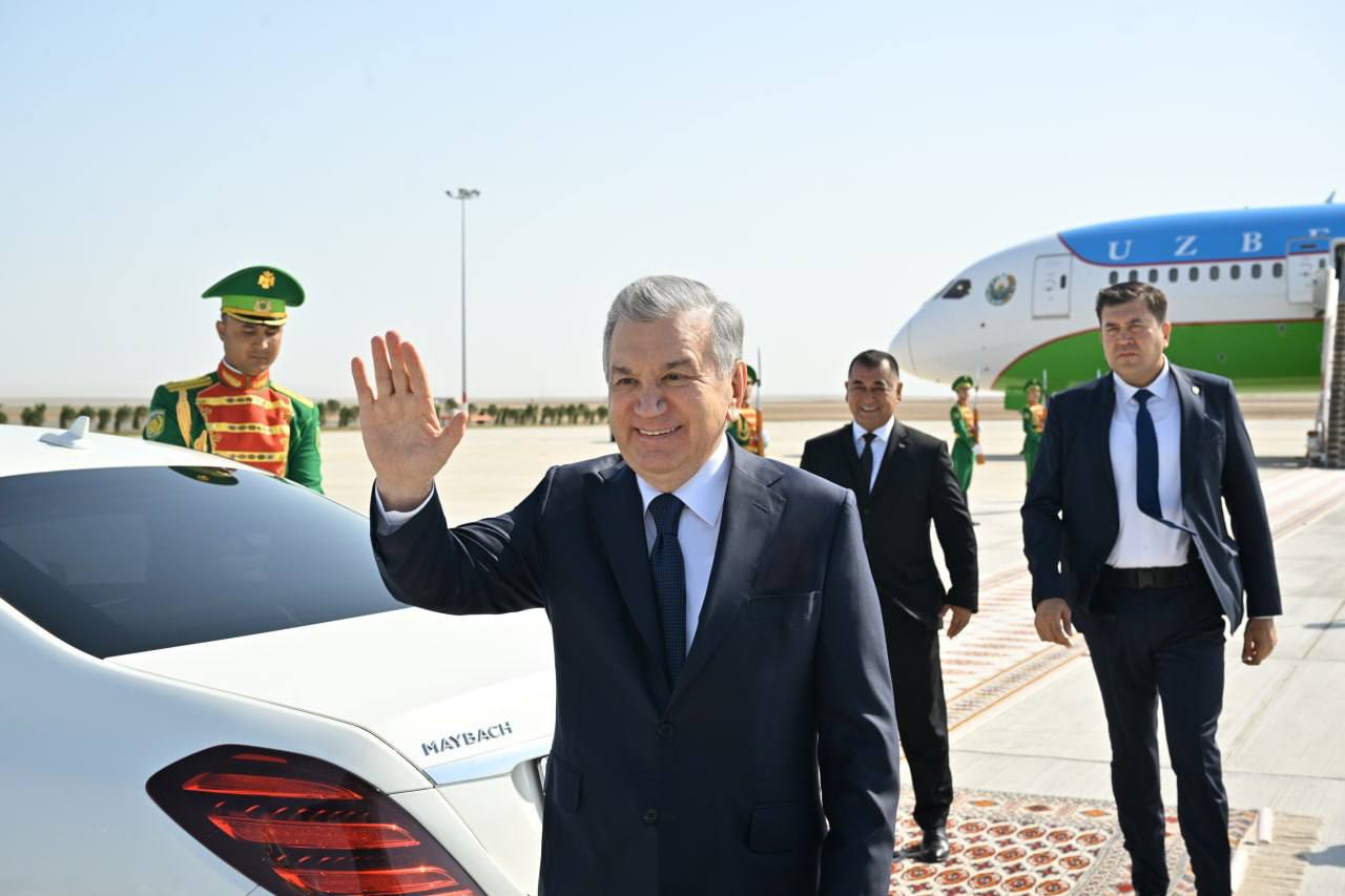 President Mirziyoyev arrives in Turkmenistan on working visit