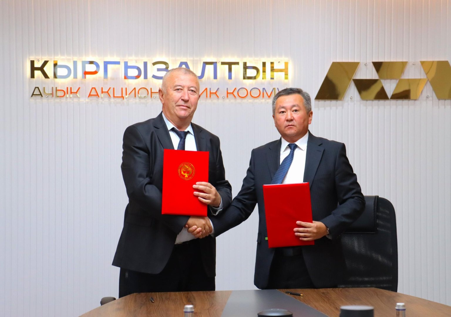 Kyrgyzaltyn signs co-op agreements with leading Tajik mining companies