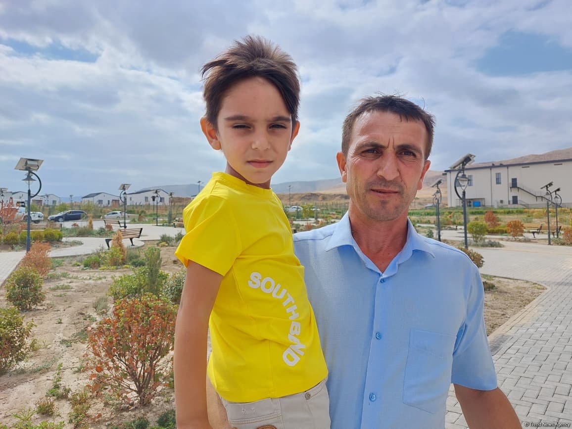 Multiple families relocating to Aghdam's Khidirli village receive keys to houses (PHOTO)