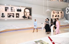 Heydar Aliyev Foundation VP Leyla Aliyeva, Arzu Aliyeva present certificates to students completing distant Chinese language courses (PHOTO)
