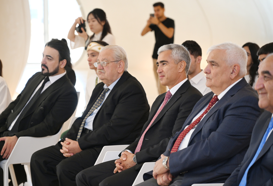 Heydar Aliyev Foundation VP Leyla Aliyeva, Arzu Aliyeva present certificates to students completing distant Chinese language courses (PHOTO)