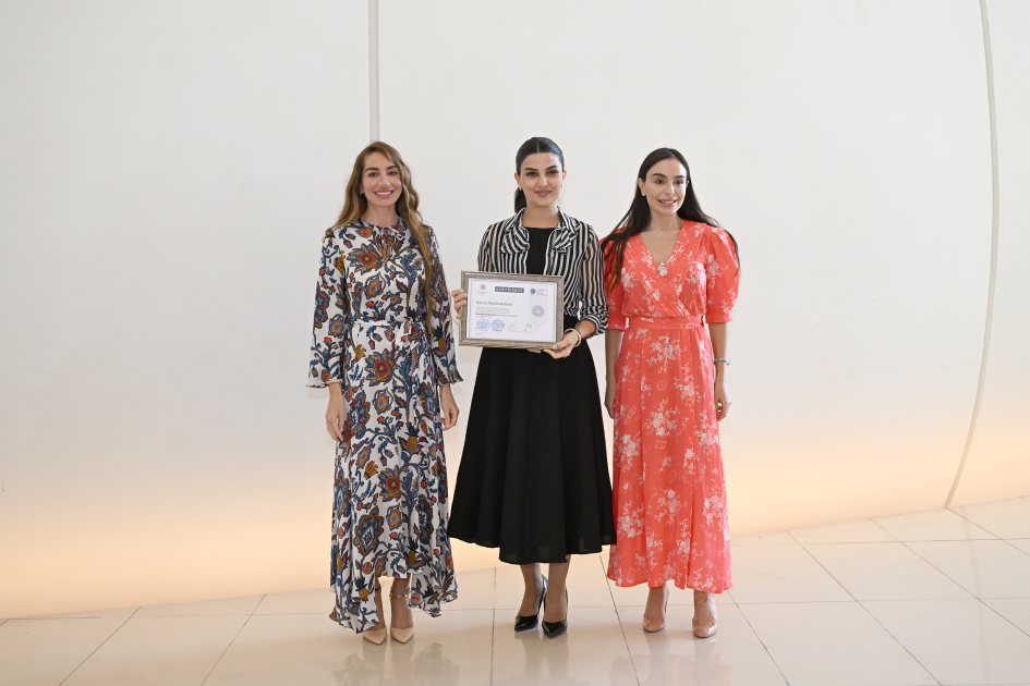 Heydar Aliyev Foundation VP Leyla Aliyeva, Arzu Aliyeva present certificates to students completing distant Chinese language courses (PHOTO)