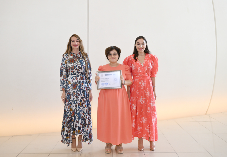 Heydar Aliyev Foundation VP Leyla Aliyeva, Arzu Aliyeva present certificates to students completing distant Chinese language courses (PHOTO)