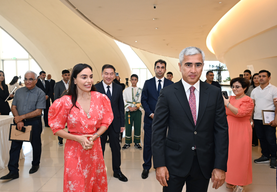 Heydar Aliyev Foundation VP Leyla Aliyeva, Arzu Aliyeva present certificates to students completing distant Chinese language courses (PHOTO)