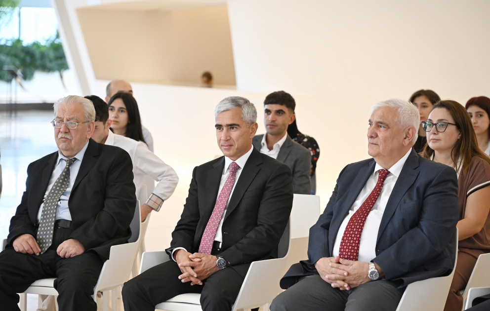 Heydar Aliyev Foundation VP Leyla Aliyeva, Arzu Aliyeva present certificates to students completing distant Chinese language courses (PHOTO)