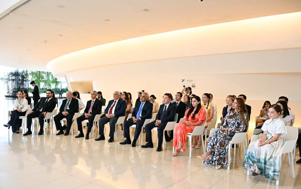 Heydar Aliyev Foundation VP Leyla Aliyeva, Arzu Aliyeva present certificates to students completing distant Chinese language courses (PHOTO)