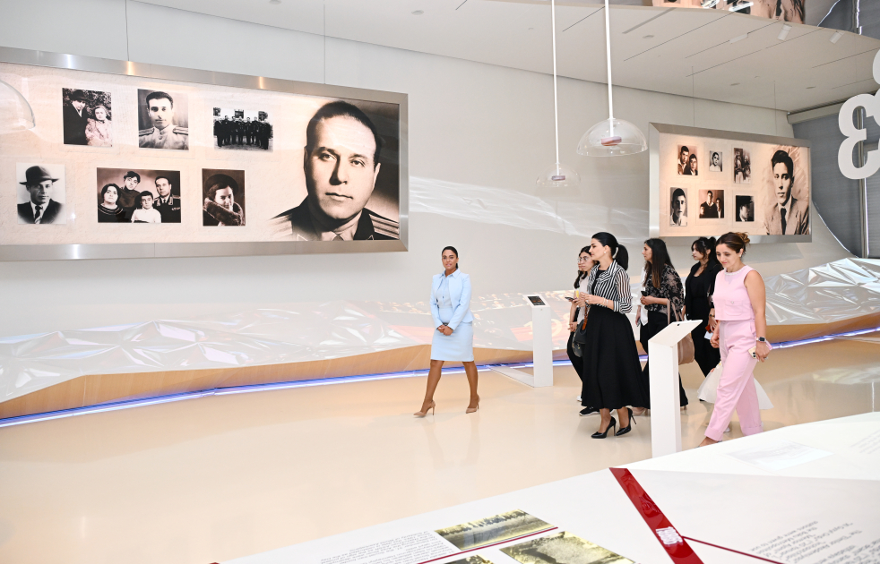 Heydar Aliyev Foundation VP Leyla Aliyeva, Arzu Aliyeva present certificates to students completing distant Chinese language courses (PHOTO)