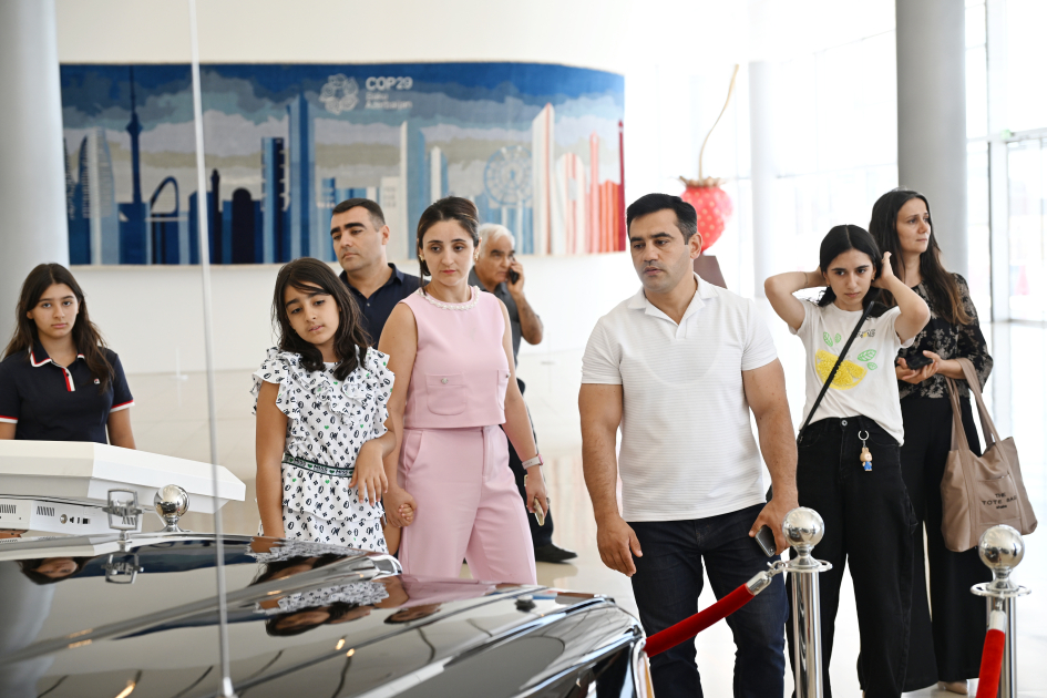 Heydar Aliyev Foundation VP Leyla Aliyeva, Arzu Aliyeva present certificates to students completing distant Chinese language courses (PHOTO)