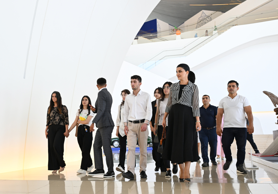 Heydar Aliyev Foundation VP Leyla Aliyeva, Arzu Aliyeva present certificates to students completing distant Chinese language courses (PHOTO)