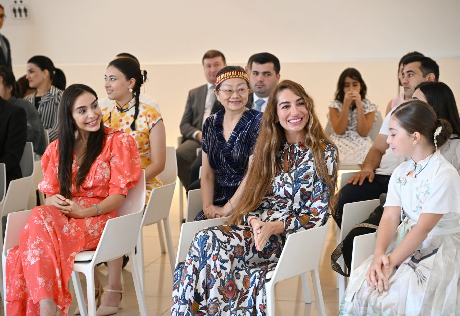 Heydar Aliyev Foundation VP Leyla Aliyeva, Arzu Aliyeva present certificates to students completing distant Chinese language courses (PHOTO)