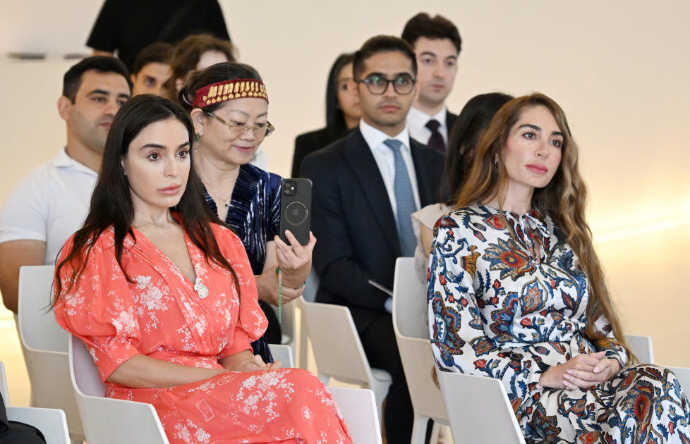 Heydar Aliyev Foundation VP Leyla Aliyeva, Arzu Aliyeva present certificates to students completing distant Chinese language courses (PHOTO)