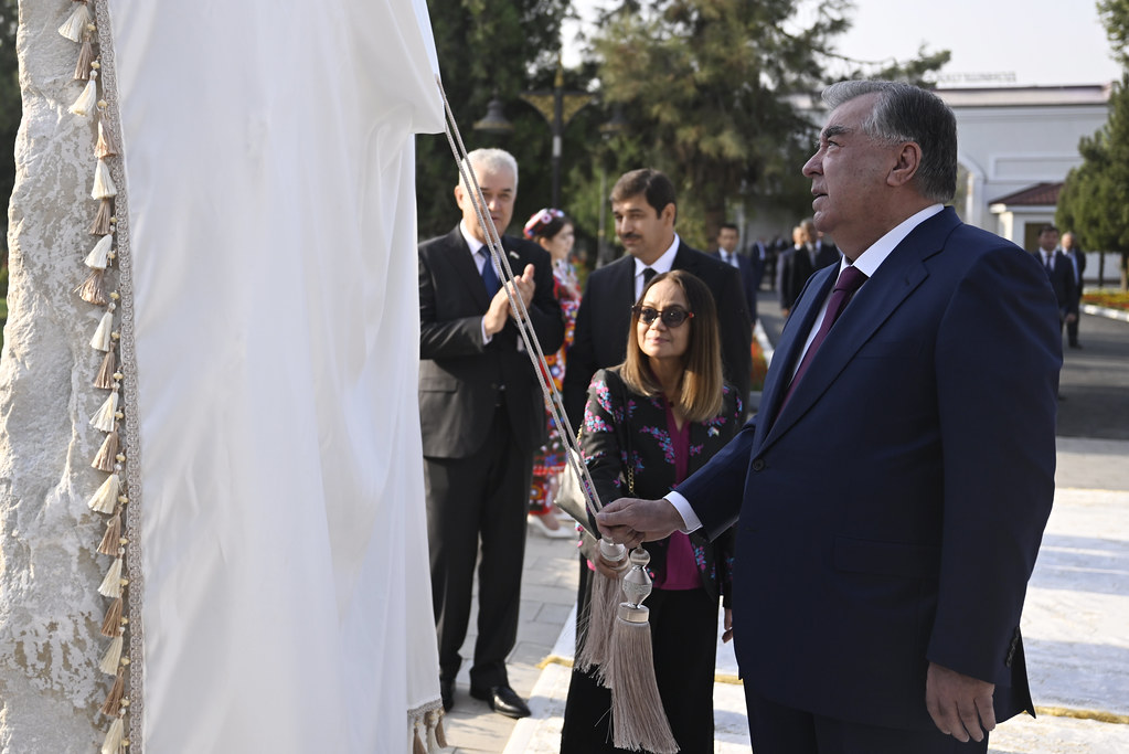 Tajikistan launces ADB-backed job and migration service center