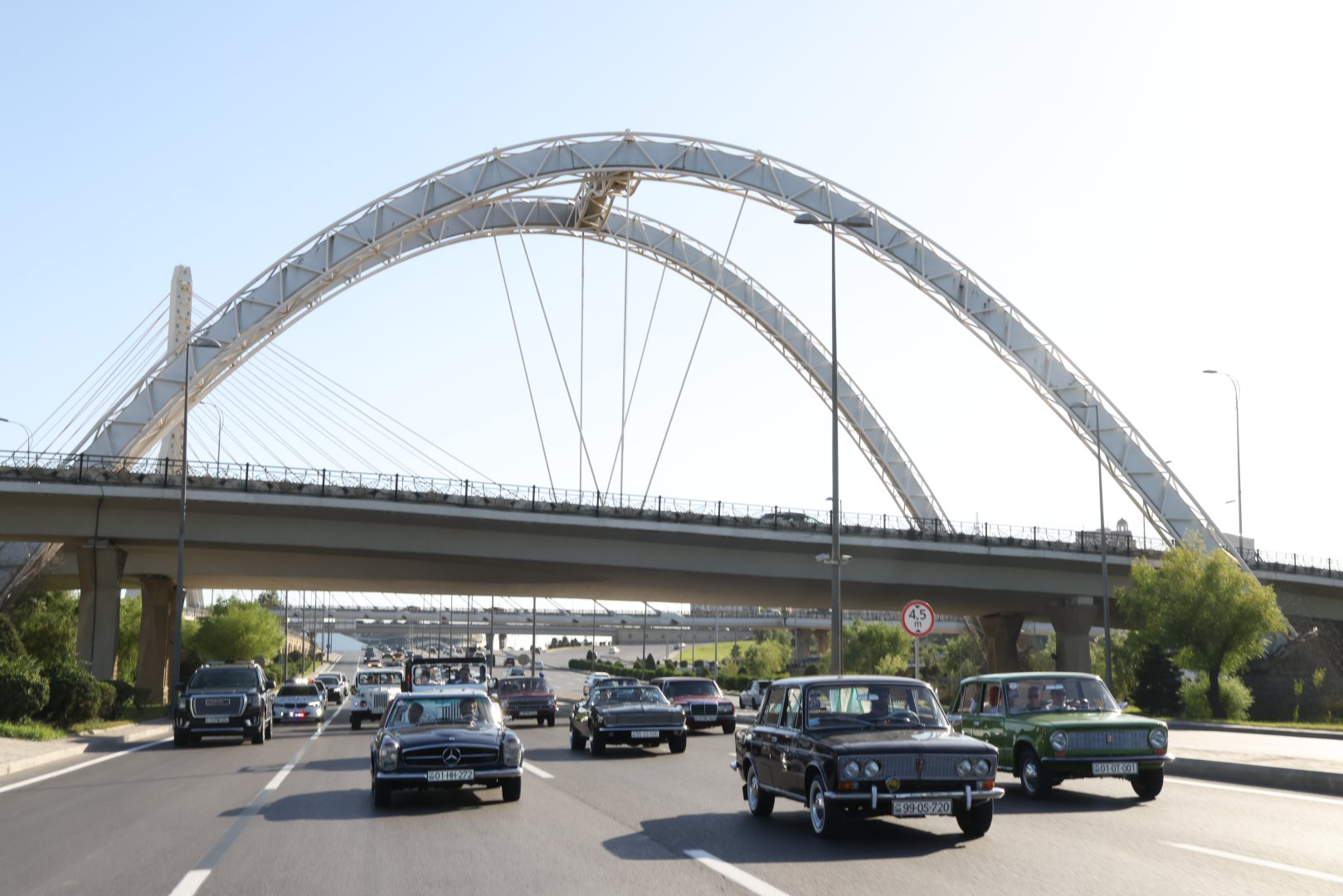 "Horsepower" - Classic car parade and chovgan game held (PHOTO)