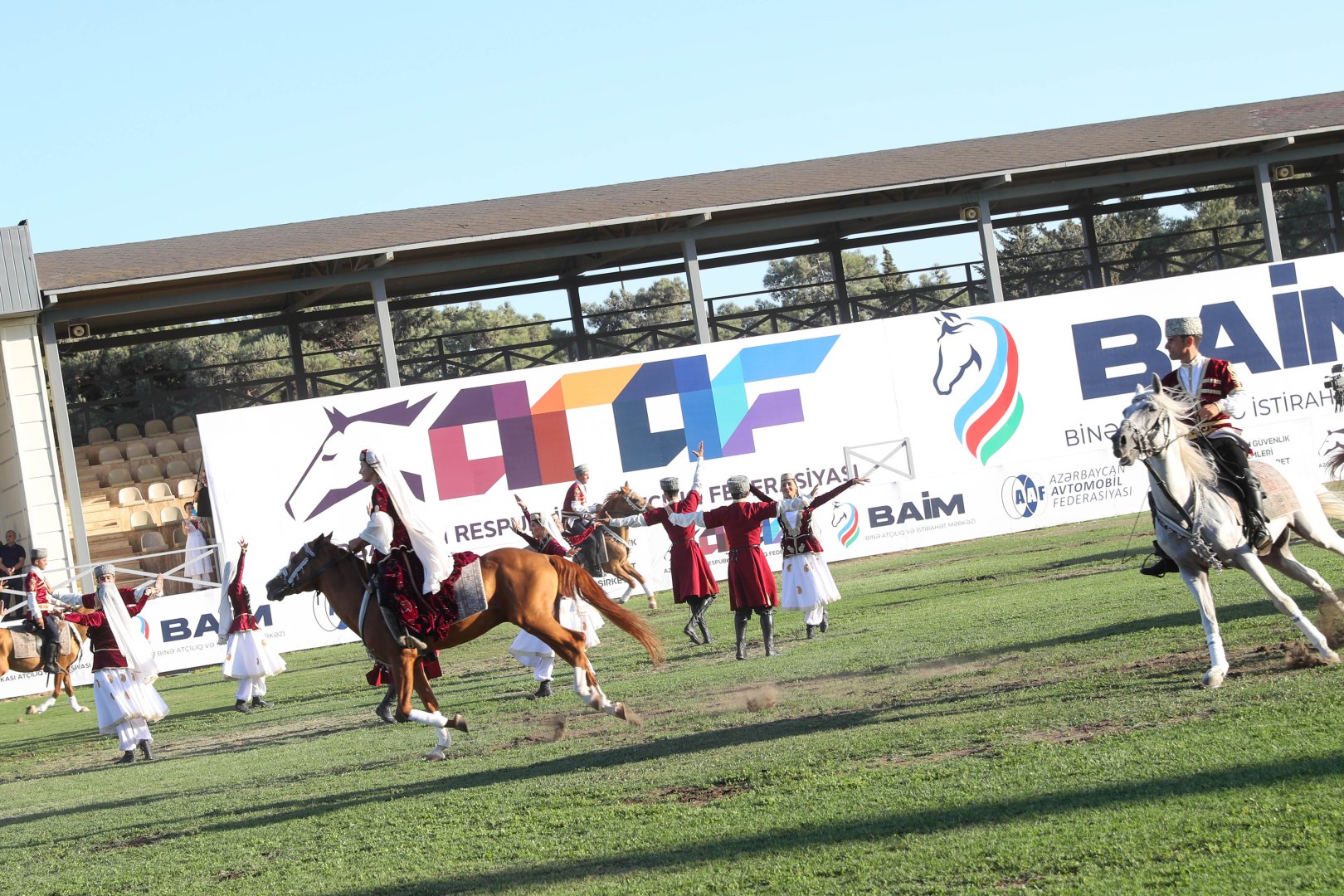 "Horsepower" - Classic car parade and chovgan game held (PHOTO)