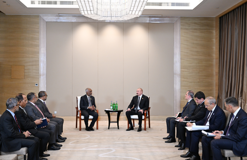 President Ilham Aliyev meets with President of Maldives in Tianjin (PHOTO)
