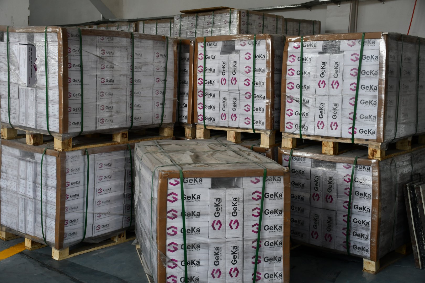 Azerbaijan taps Uzbek market with first-ever electrode export (PHOTO)