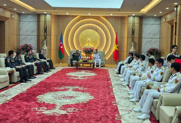 Azerbaijani minister visits Vietnamese navy headquarters (PHOTO)