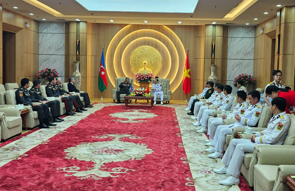 Azerbaijani minister visits Vietnamese navy headquarters (PHOTO)