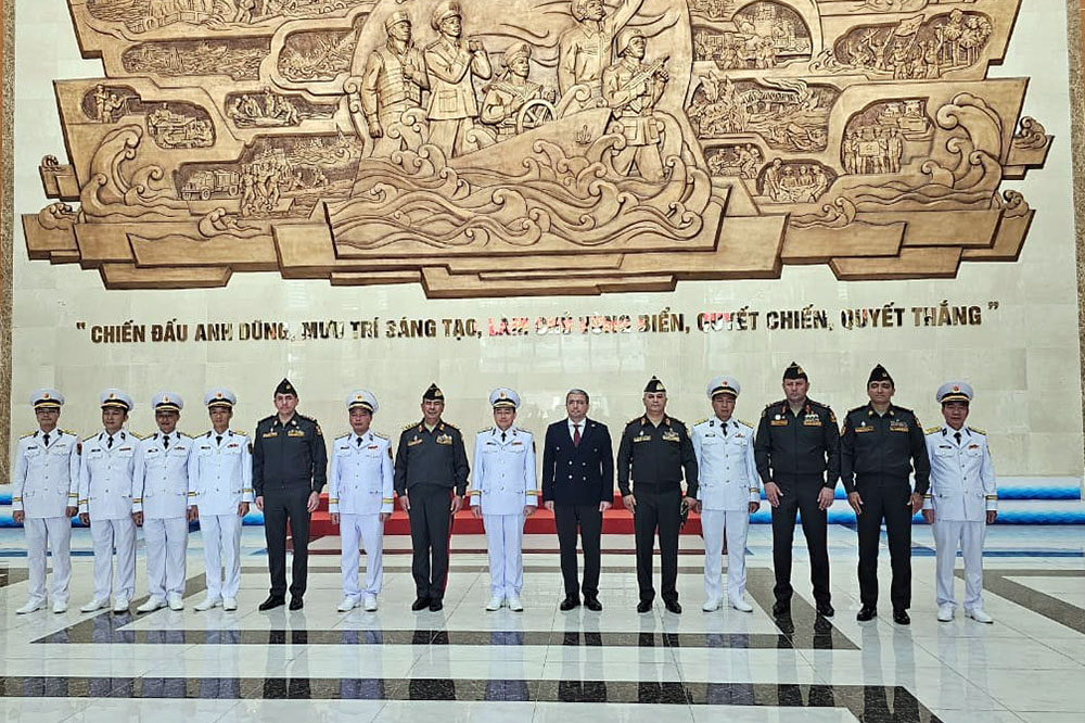 Azerbaijani minister visits Vietnamese navy headquarters (PHOTO)