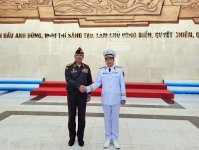 Azerbaijani minister visits Vietnamese navy headquarters (PHOTO)
